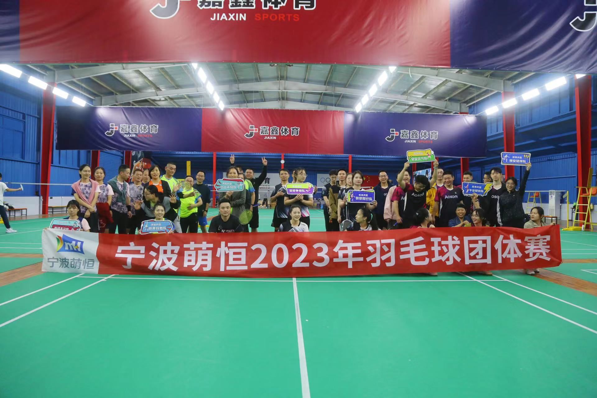 看，他們揮拍的姿勢真颯！