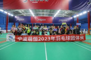 看，他們揮拍的姿勢真颯！