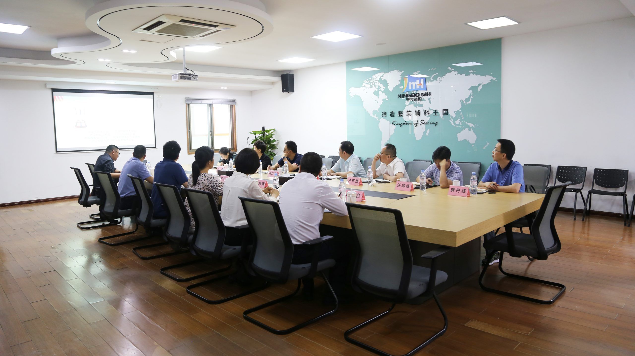 鄞州區(qū)商務局領導蒞臨國貿(mào)走訪調(diào)研